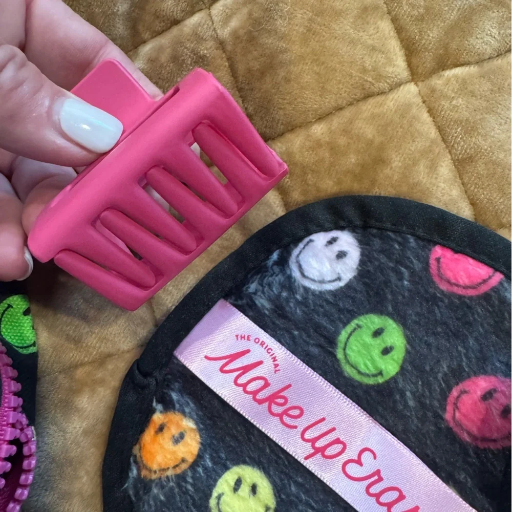 MakeUp Eraser Black and Pink Bag w/ smiley faces! Includes:7 erasers, clip, bag+